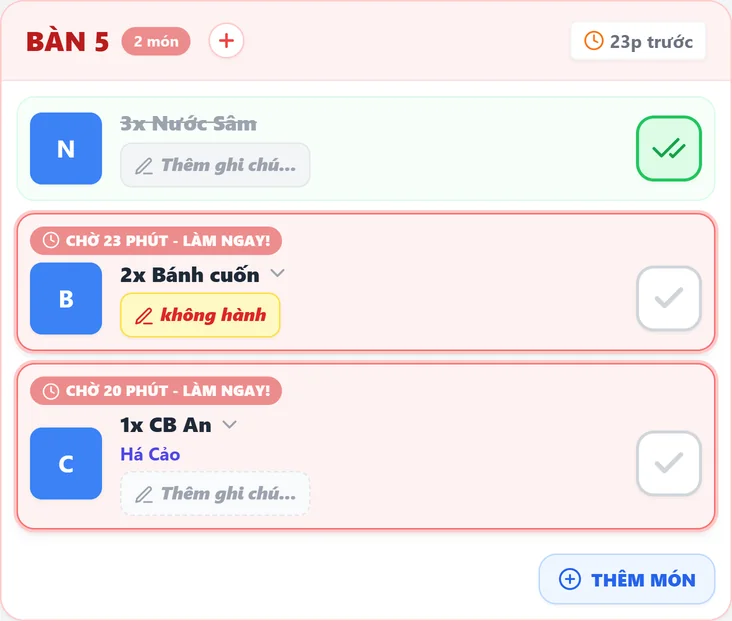 Thẻ Bàn 5 trên màn bếp: một món đã xong, hai món chờ trên 20 phút hiện đỏ LÀM NGAY, ghi chú không hành